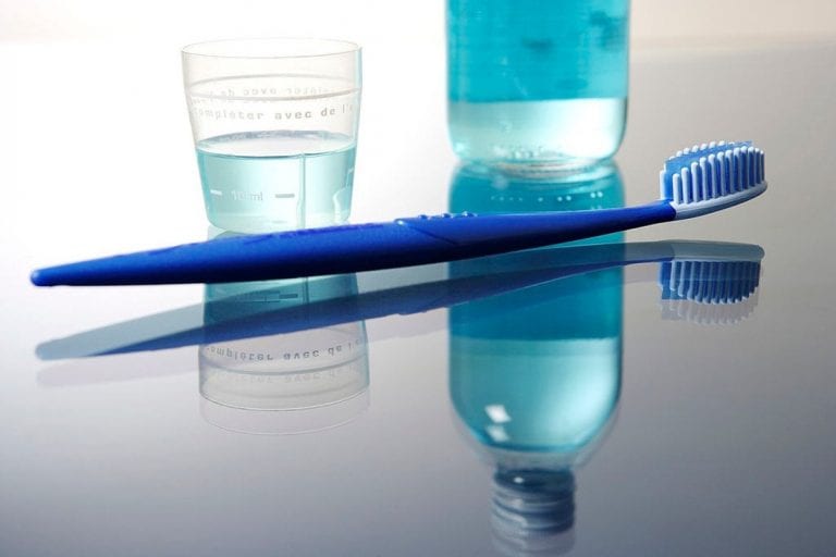 Água sanitária é bom para limpar a escova de dentes