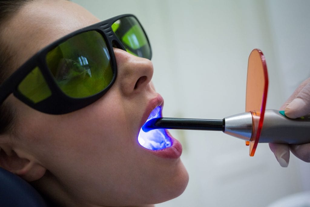 luz fotopolimerizadora usada para fazer obturacao dentaria (2)