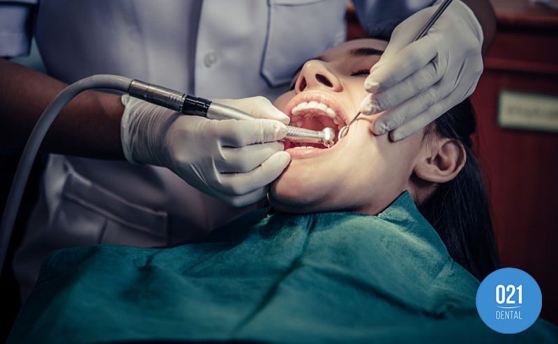 Paciente realizando procedimento de restauração em um dentista