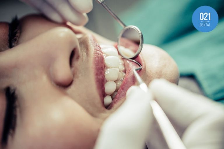 Dentista analisando dentes de paciente