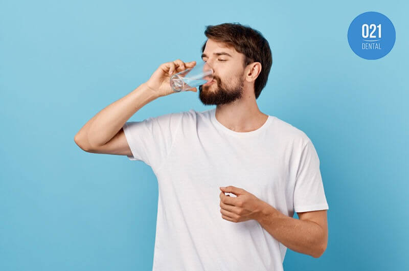Homem bebendo copo de água