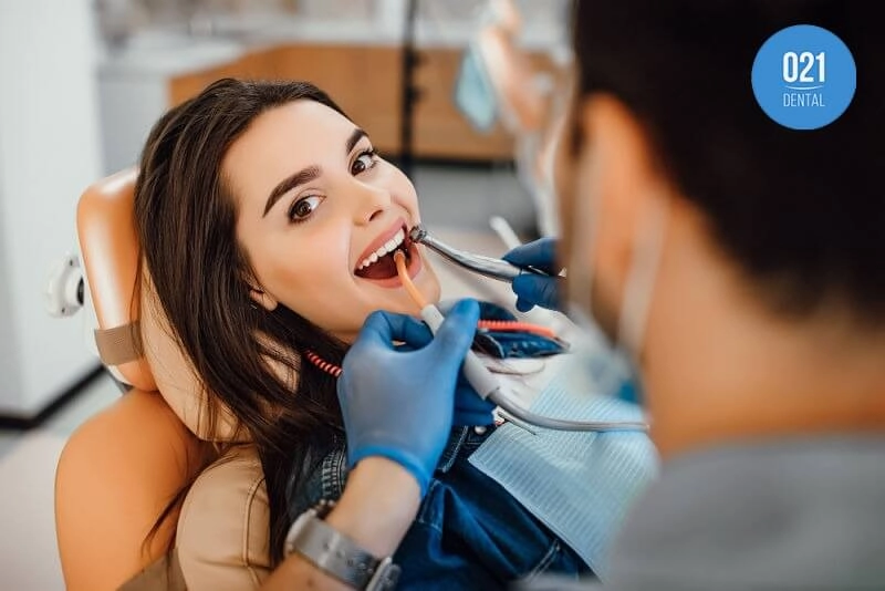 mulher sendo atendida por dentista