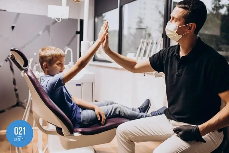 Imagem de uma criança confiando em seu dentista na cadeira odontológica