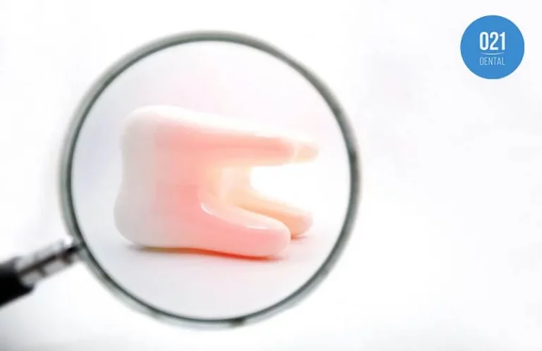 Imagem de um dente no fundo branco