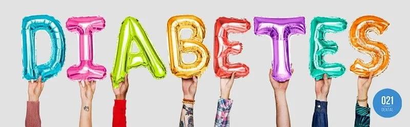 Várias mãos segurando balões com as letras da palavra diabetes