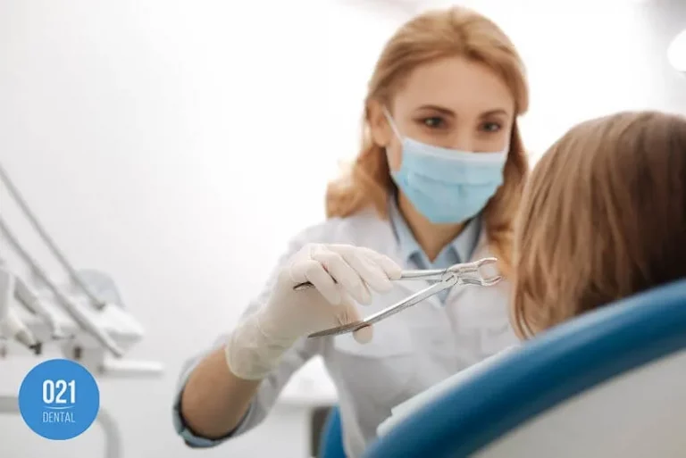 Imagem de dentista cuidando da saúde bucal de um paciente