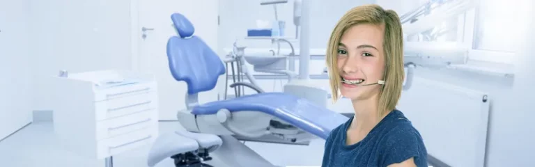 Imagem de uma criança em um consultório odontológico usando aparelho extrabucal