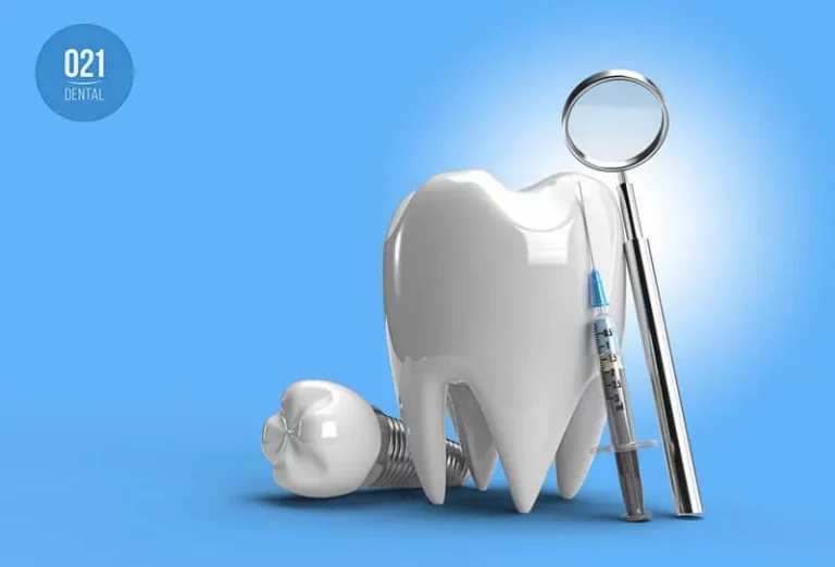 ilustração com fundo azul claro com um implante dentário ao meio da imagem, do lado de um dente com raiz. Encostado no dente estão instrumentos odontológicos