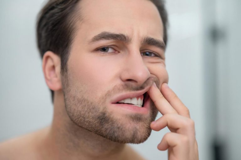 Abscesso Dentário Quais sintomas e tratamentos Faz drenagem É grave